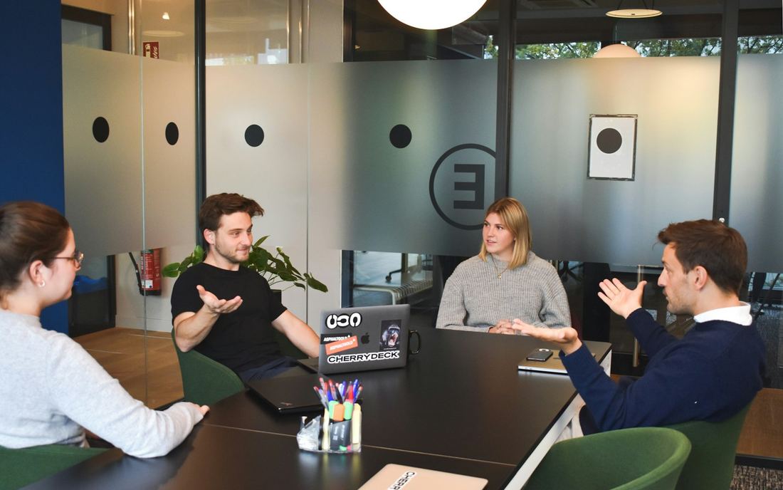 Reunión de trabajo en una oficina