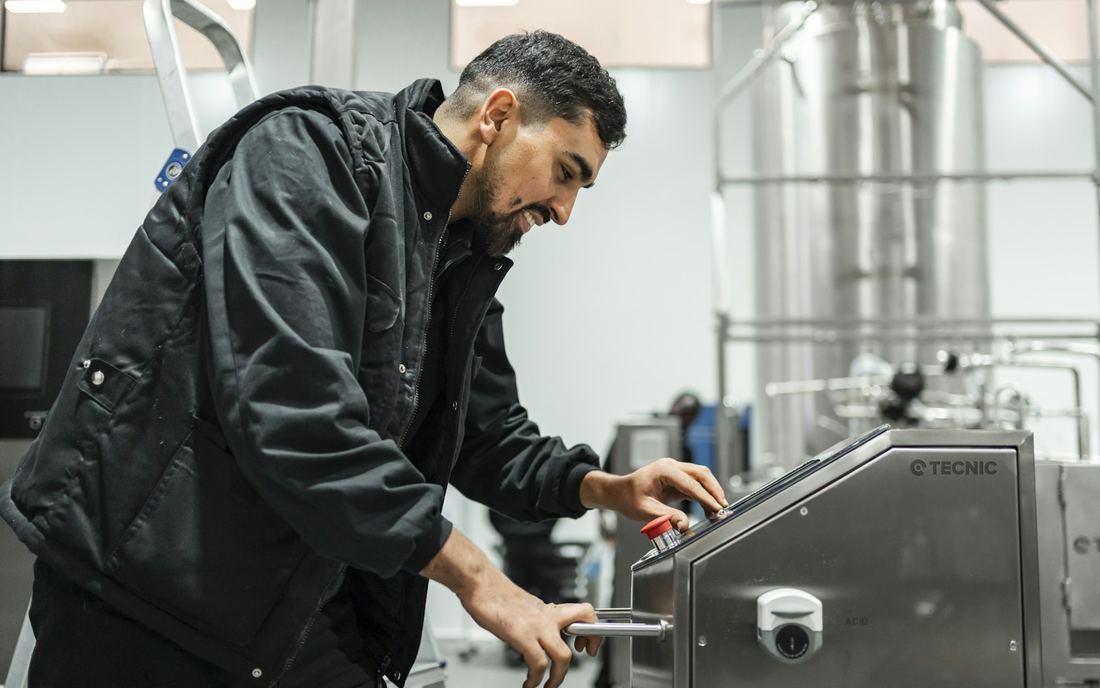 Técnico manejando un torno industrial