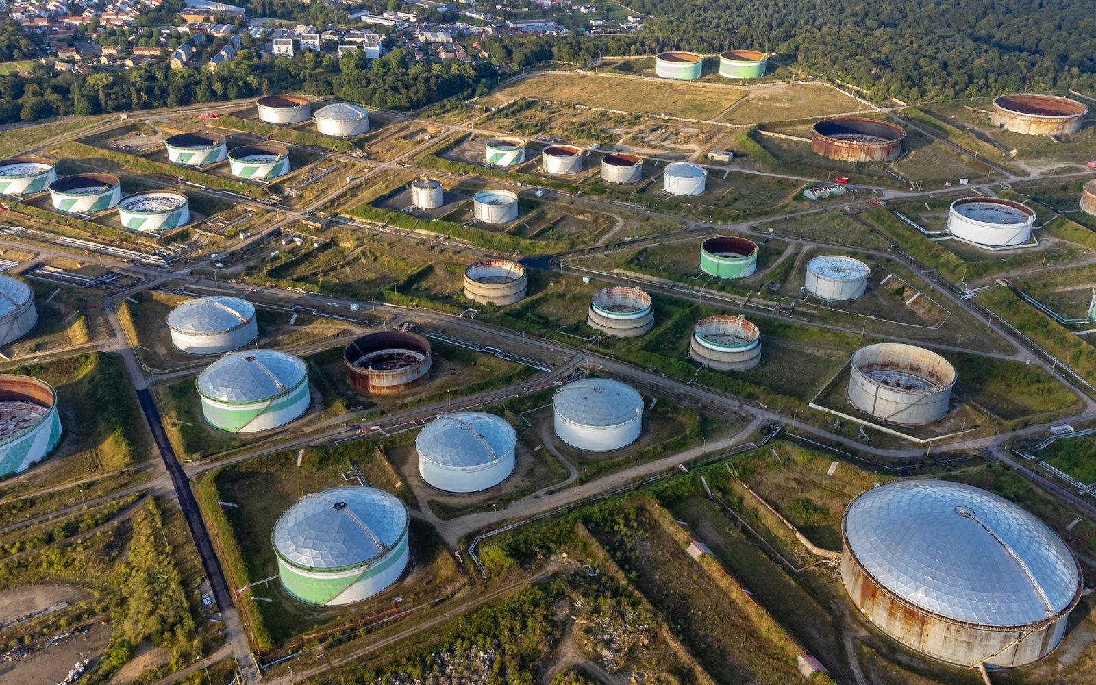 Vista aérea de un parque de tanques y una red industrial interconectada