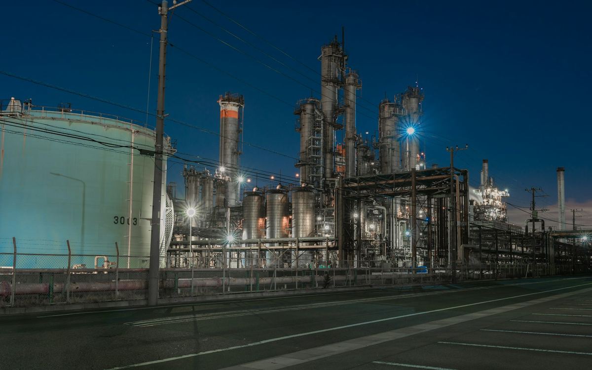 Planta química iluminada de noche