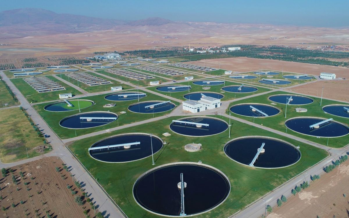 Planta de tratamiento de agua con decantadores circulares vista desde el aire