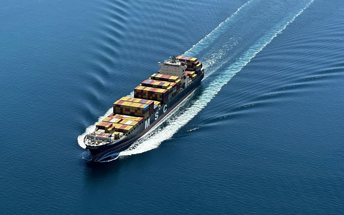 Portacontenedores navegando en mar abierto visto desde el aire